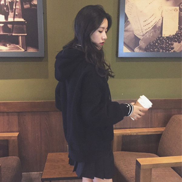 Fekete-fehér női pulóver kapucnival és zsebbel