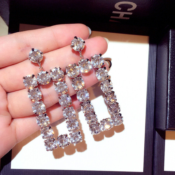 Cercei moderni de dama alb-negru