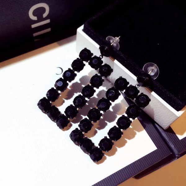 Cercei moderni de dama alb-negru