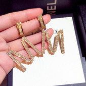 Κορυφαία γυναικεία σκουλαρίκια με πέτρες σε χρυσό και ασημί χρώμα