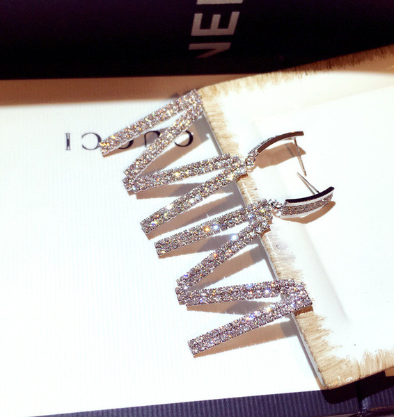 Κορυφαία γυναικεία σκουλαρίκια με πέτρες σε χρυσό και ασημί χρώμα