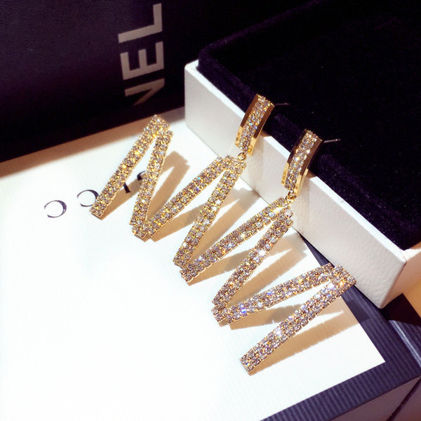 Κορυφαία γυναικεία σκουλαρίκια με πέτρες σε χρυσό και ασημί χρώμα