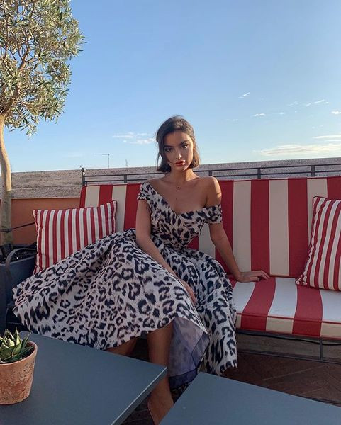 Modern női rövid ruha ejtett ujjal, állatmintával