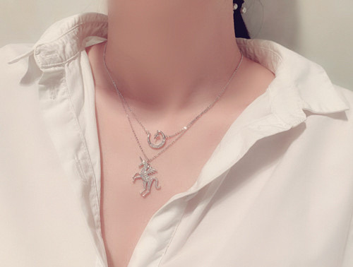 Περιστασιακό κολιέ με μενταγιόν σε ασημί χρώμα