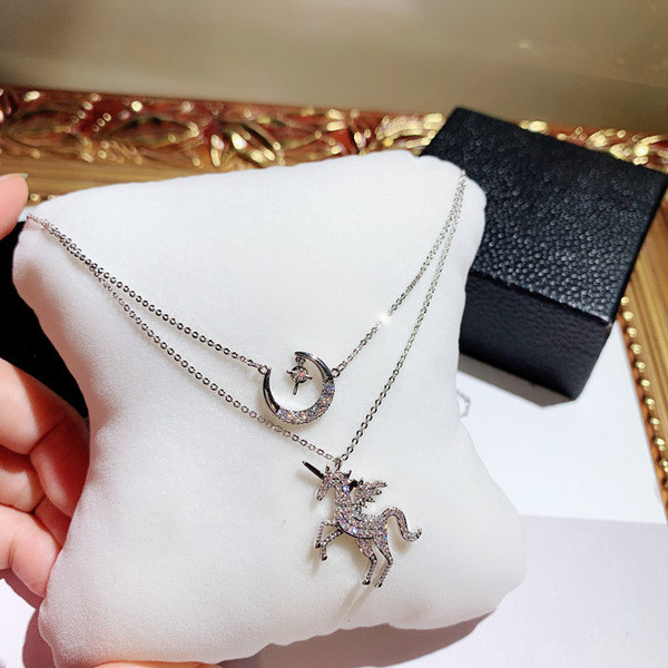 Περιστασιακό κολιέ με μενταγιόν σε ασημί χρώμα