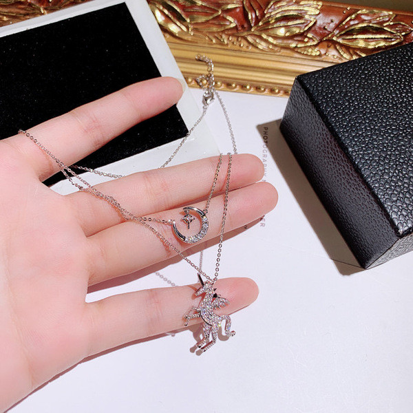 Περιστασιακό κολιέ με μενταγιόν σε ασημί χρώμα