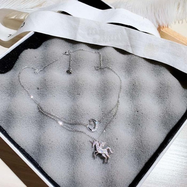 Περιστασιακό κολιέ με μενταγιόν σε ασημί χρώμα