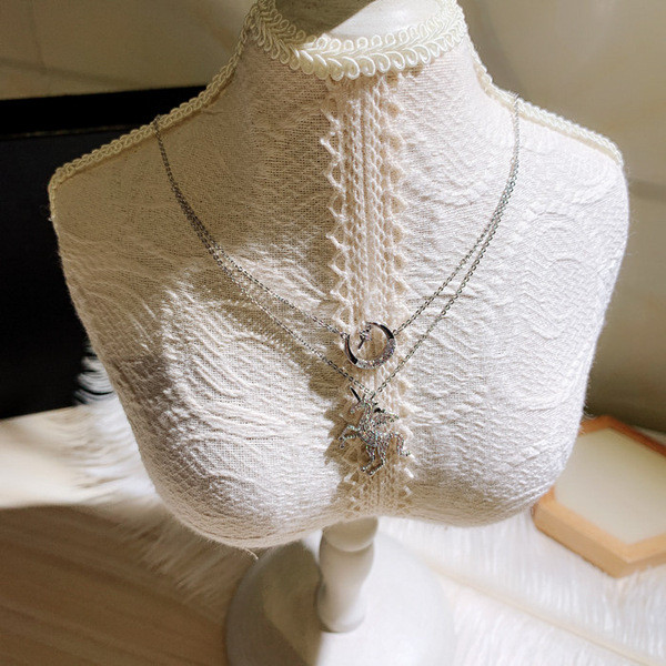 Περιστασιακό κολιέ με μενταγιόν σε ασημί χρώμα