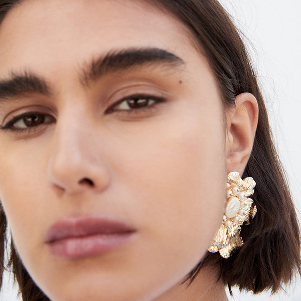 Cercei eleganti de dama cu perle de culoare aurie