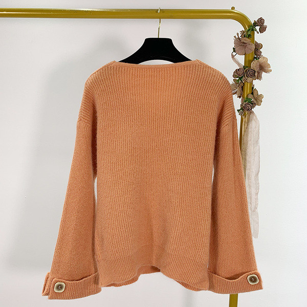 Női pulóver 7/8-as ujjakkal és gombokkal, három színben