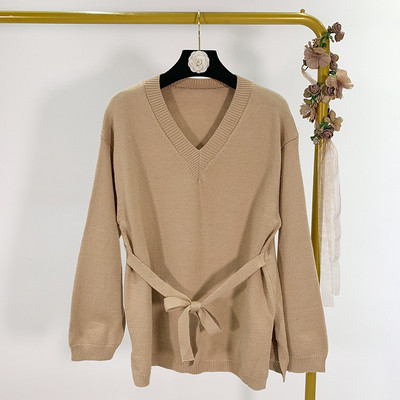 Μακρύ πουλόβερ με λαιμόκοψη και κορδόνια στη  μέση σε καφέ χρώμα