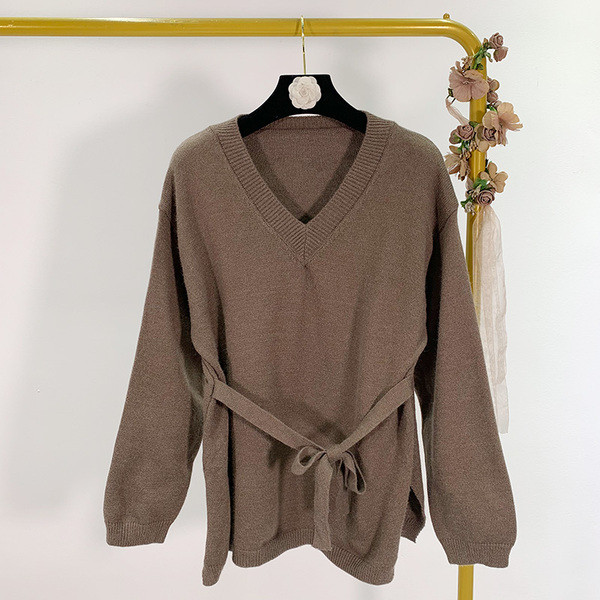 Μακρύ πουλόβερ με λαιμόκοψη και κορδόνια στη  μέση σε καφέ χρώμα