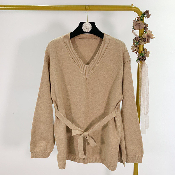 Μακρύ πουλόβερ με λαιμόκοψη και κορδόνια στη  μέση σε καφέ χρώμα