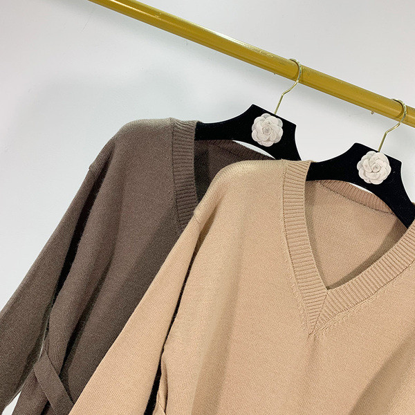 Μακρύ πουλόβερ με λαιμόκοψη και κορδόνια στη  μέση σε καφέ χρώμα