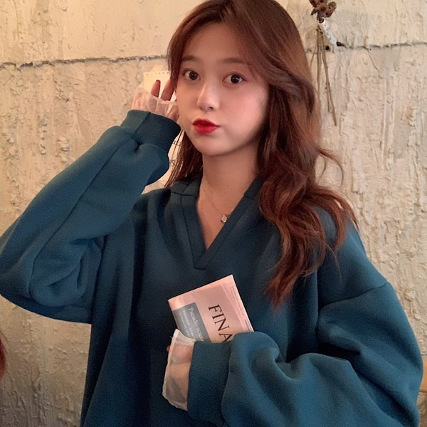 Női széles pulóver két színben, kék és zöld, kapucnival