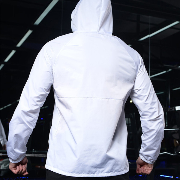 Hanorac casual pentru bărbați cu inscripție și glugă în alb și negru