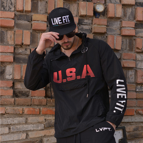 Hanorac casual pentru bărbați cu inscripție și glugă în alb și negru