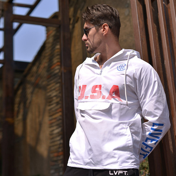 Hanorac casual pentru bărbați cu inscripție și glugă în alb și negru