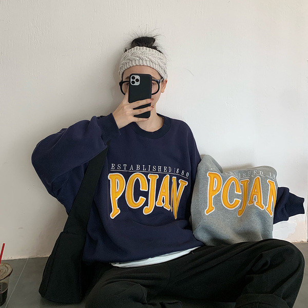 Női lezser széles, kék és szürke blúz feliratokkal