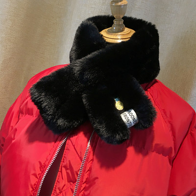 Γυναικείο κασκόλ κεντημένο σε διάφορα χρώματα