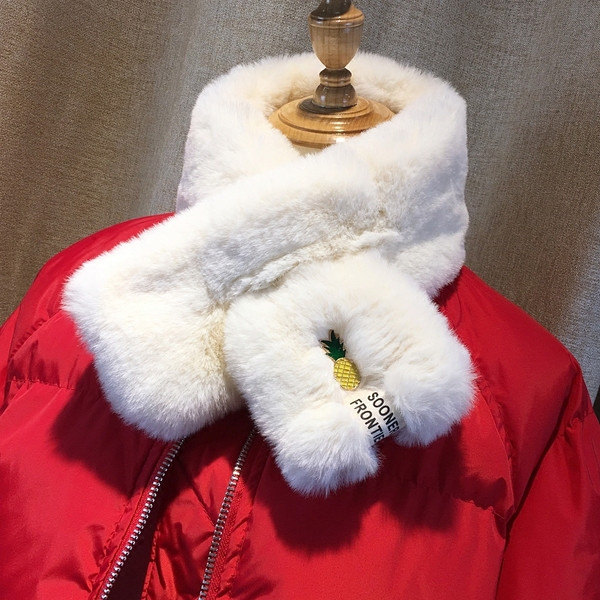 Γυναικείο κασκόλ κεντημένο σε διάφορα χρώματα