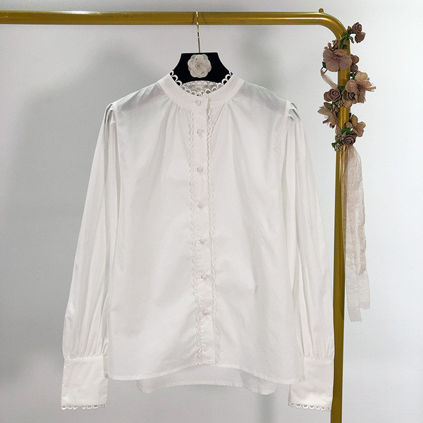 Női fehér ing gombokkal és alacsony gallérral