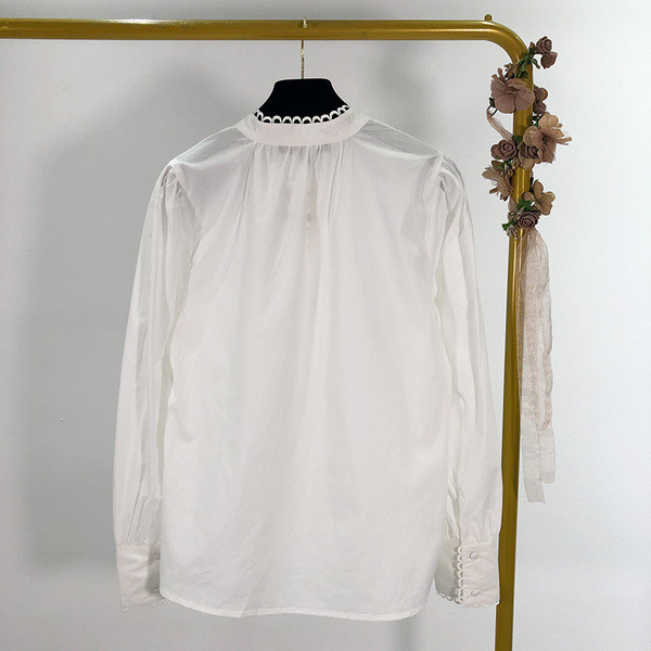 Női fehér ing gombokkal és alacsony gallérral