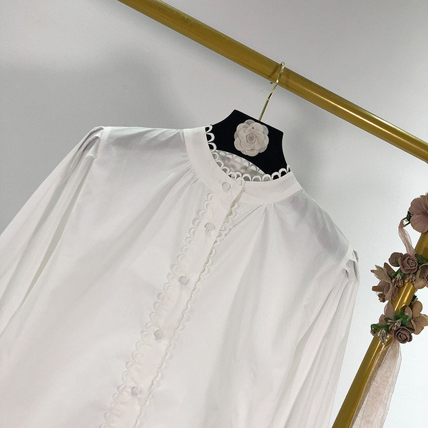 Női fehér ing gombokkal és alacsony gallérral