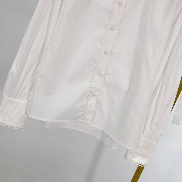 Női fehér ing gombokkal és alacsony gallérral