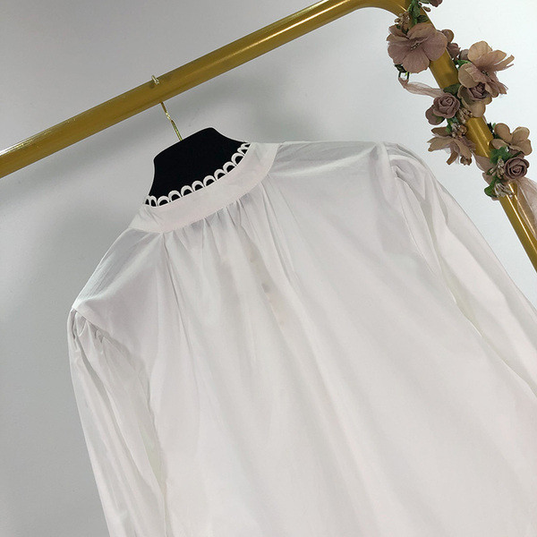 Női fehér ing gombokkal és alacsony gallérral