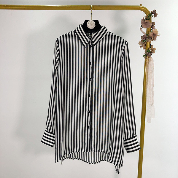 Cămașă lungă și largă cu dungi alb-negru