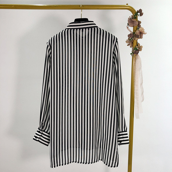 Cămașă lungă și largă cu dungi alb-negru