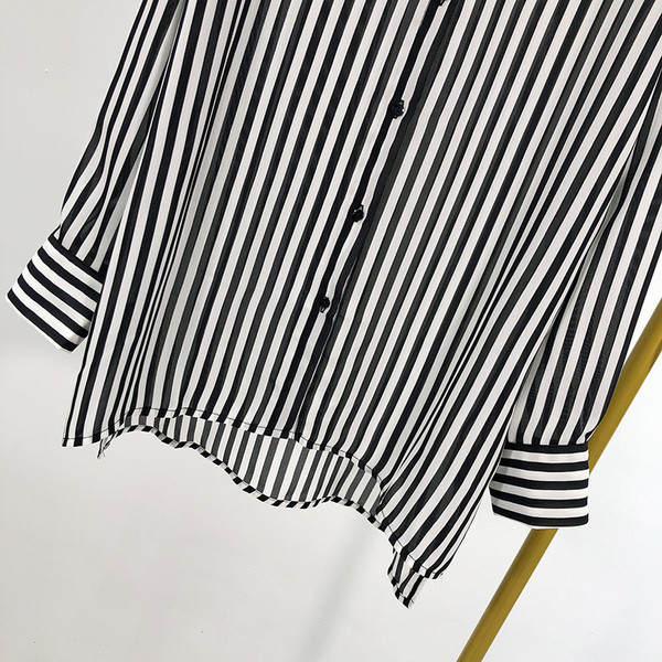 Cămașă lungă și largă cu dungi alb-negru