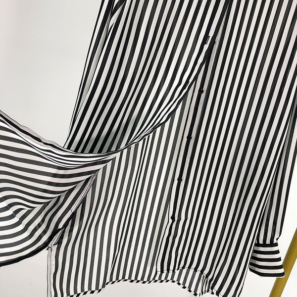 Cămașă lungă și largă cu dungi alb-negru