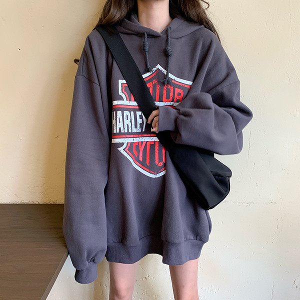 Φαρδύ μοντέλο γυναικείο φούτερ σε τρία χρώματα με εφαρμογή και κουκούλα