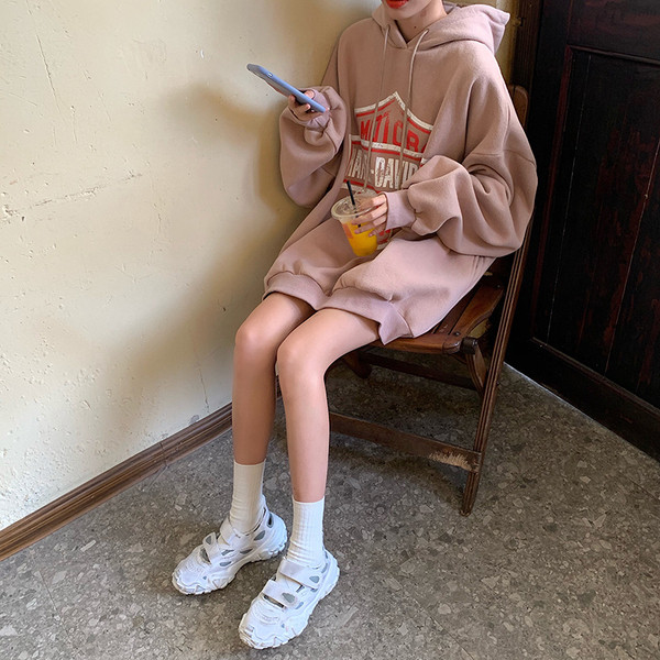 Φαρδύ μοντέλο γυναικείο φούτερ σε τρία χρώματα με εφαρμογή και κουκούλα