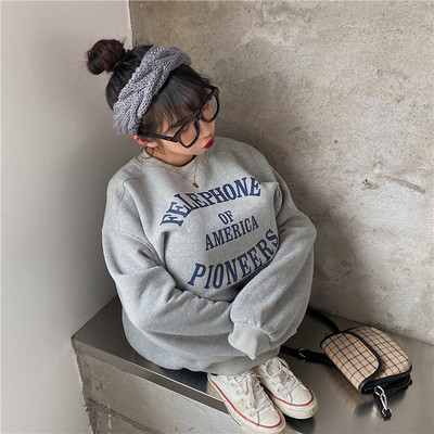 Lezser női széles blúz feliratokkal és ovális nyakkivágással