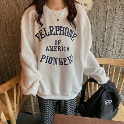 Lezser női széles blúz feliratokkal és ovális nyakkivágással