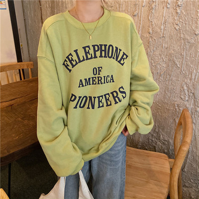 Lezser női széles blúz feliratokkal és ovális nyakkivágással