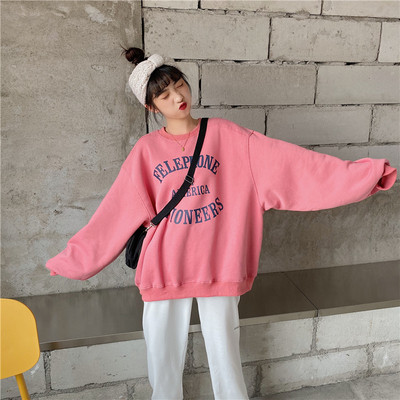 Lezser női széles blúz feliratokkal és ovális nyakkivágással