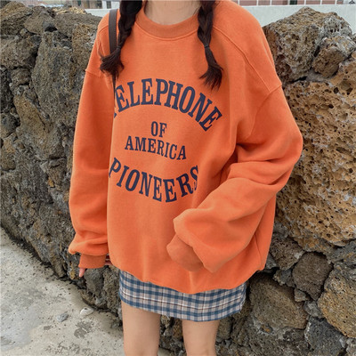 Lezser női széles blúz feliratokkal és ovális nyakkivágással