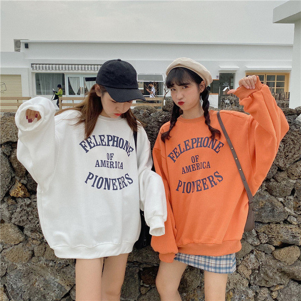 Lezser női széles blúz feliratokkal és ovális nyakkivágással