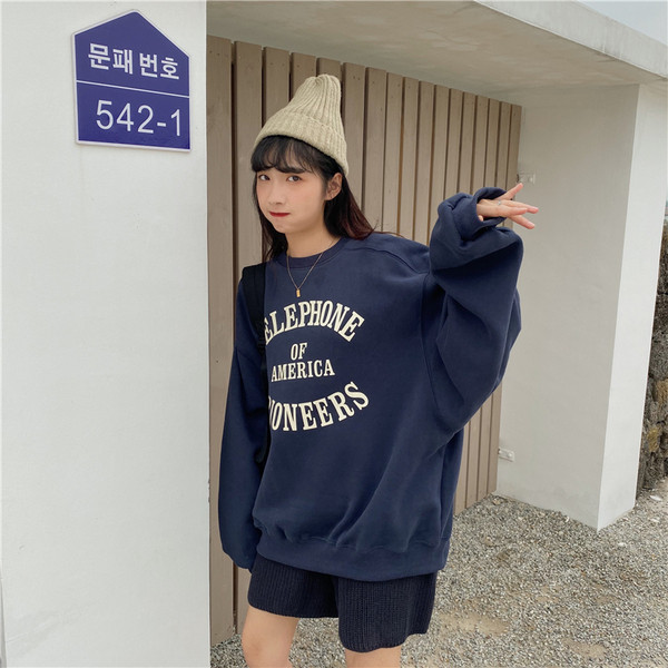 Lezser női széles blúz feliratokkal és ovális nyakkivágással