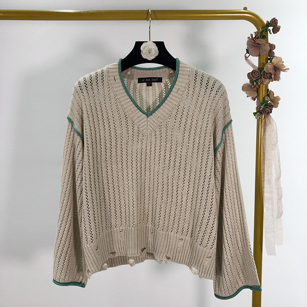 Pulover gri scurt si lat cu motive rupte