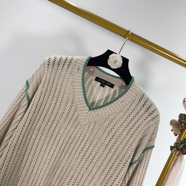 Pulover gri scurt si lat cu motive rupte