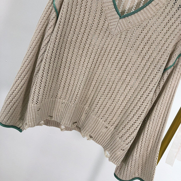 Pulover gri scurt si lat cu motive rupte