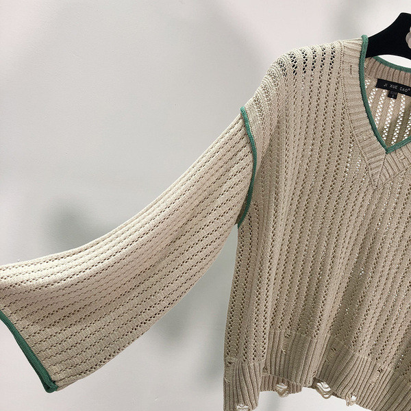 Pulover gri scurt si lat cu motive rupte