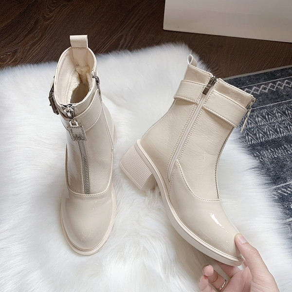 Modern női csizma cipzárral és csattal bézs és fekete színben