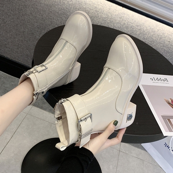 Modern női csizma cipzárral és csattal bézs és fekete színben