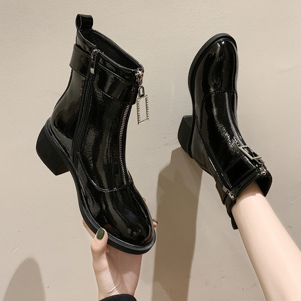 Modern női csizma cipzárral és csattal bézs és fekete színben